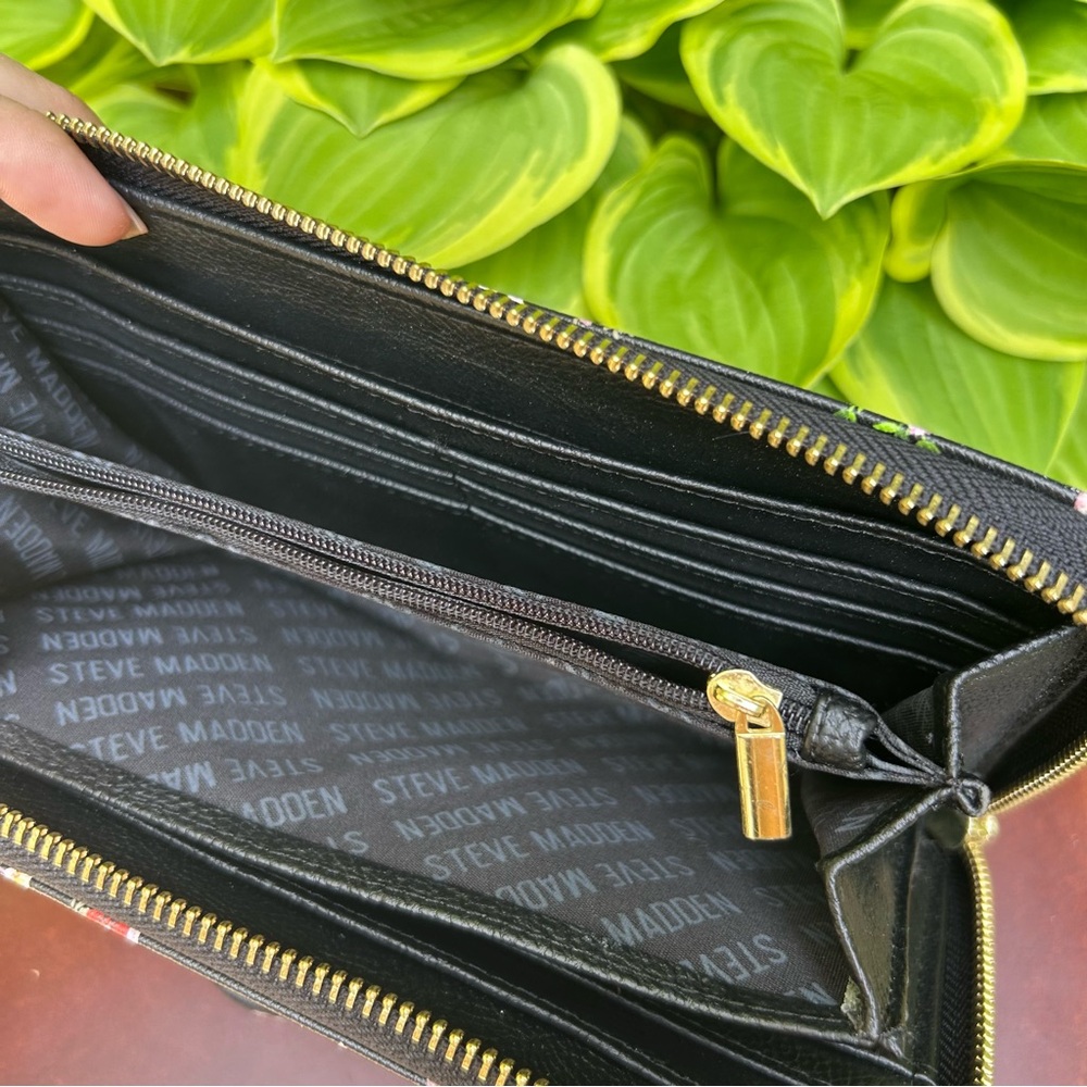 Steve Madden Black Floral Zip-Around Wallet Wristlet–Tons of Card Slots! - Picture 7 of 9